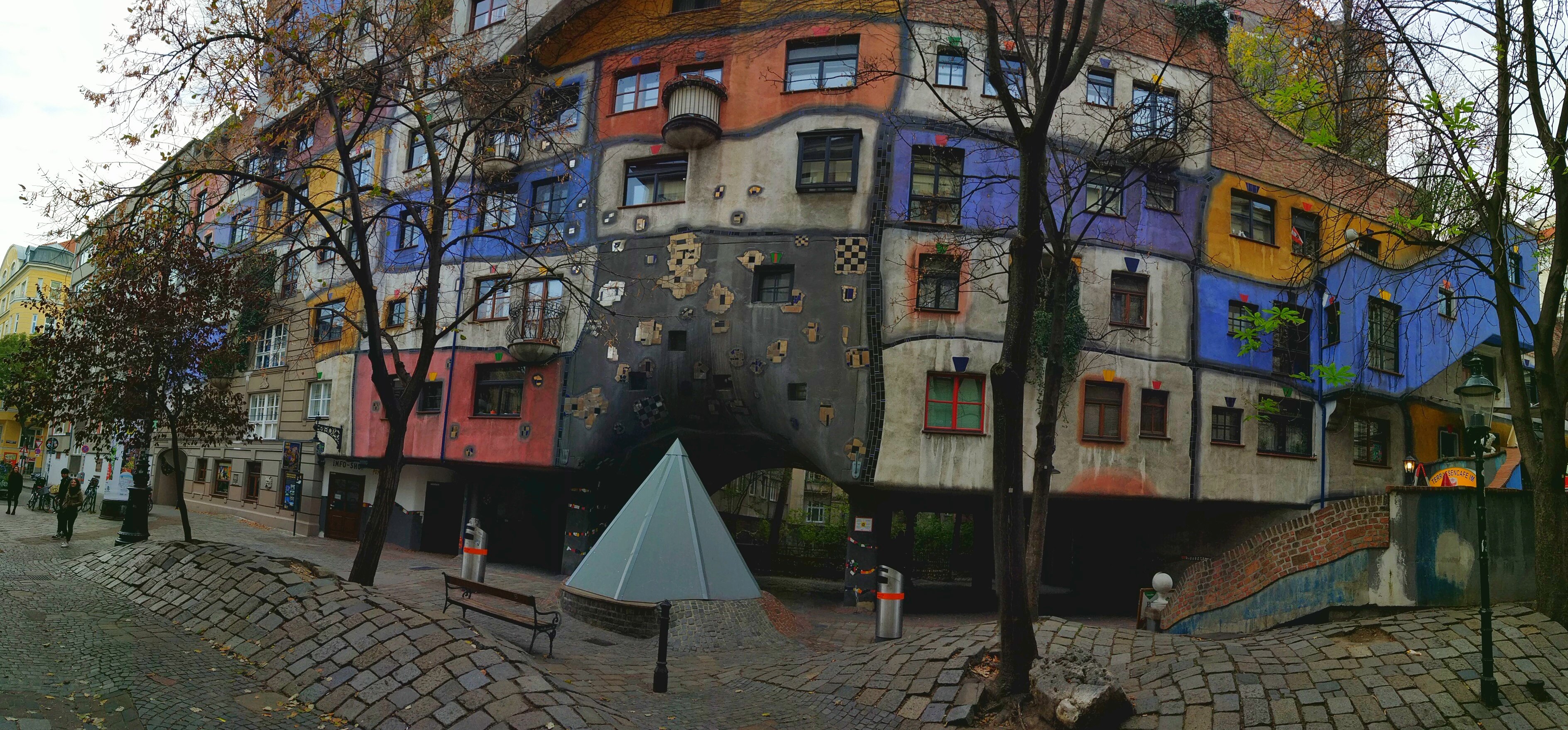 Hundertwasserhaus, complesso di case popolari colorare di Vienna