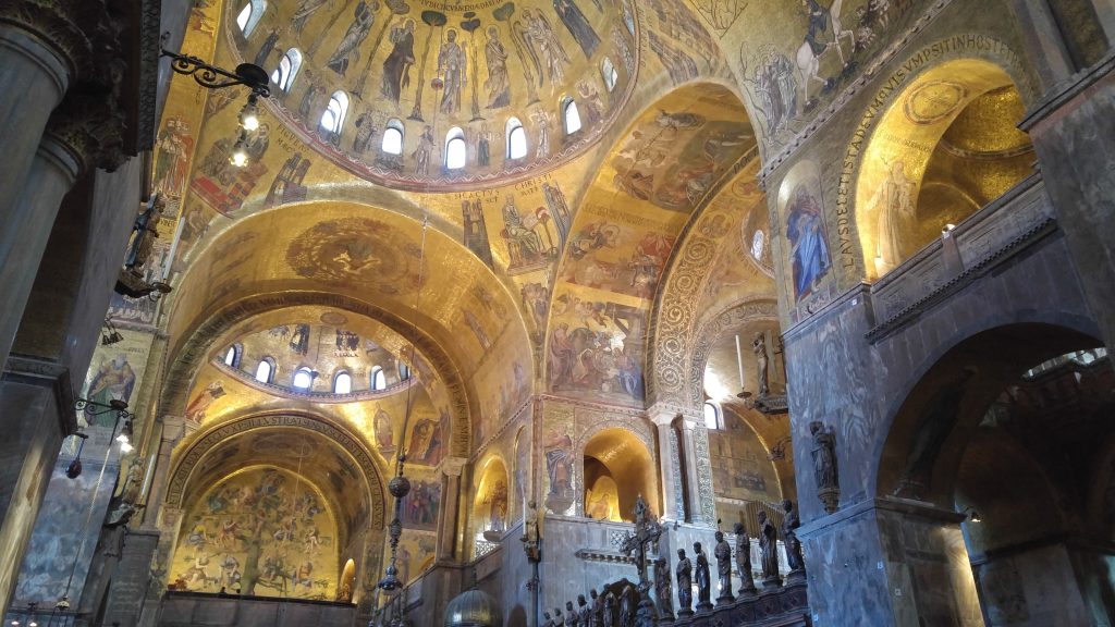 Interno della Basilica di San Marco a Venezia, abside e decorazioni di mosaico dorate