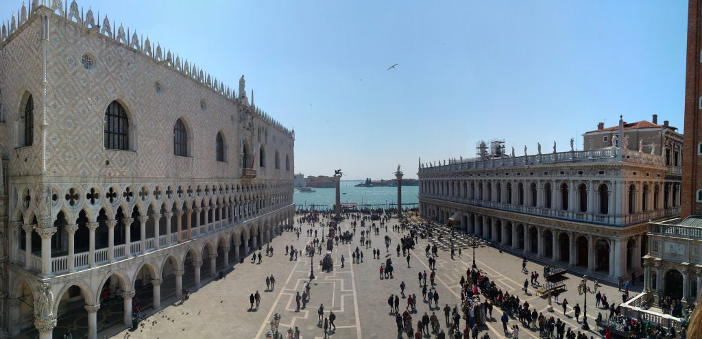 Vista dalla terrazza della Basilica di San Marco verso il Palazzo Ducale di Venezia.