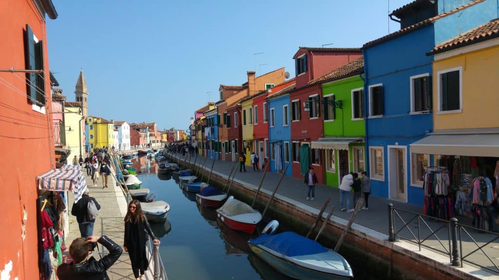 Canali di Burano con le tipiche case colorate, Venezia