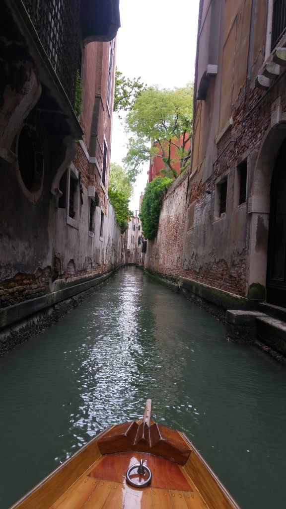 Vogando tra i canali silenziosi di Venezia