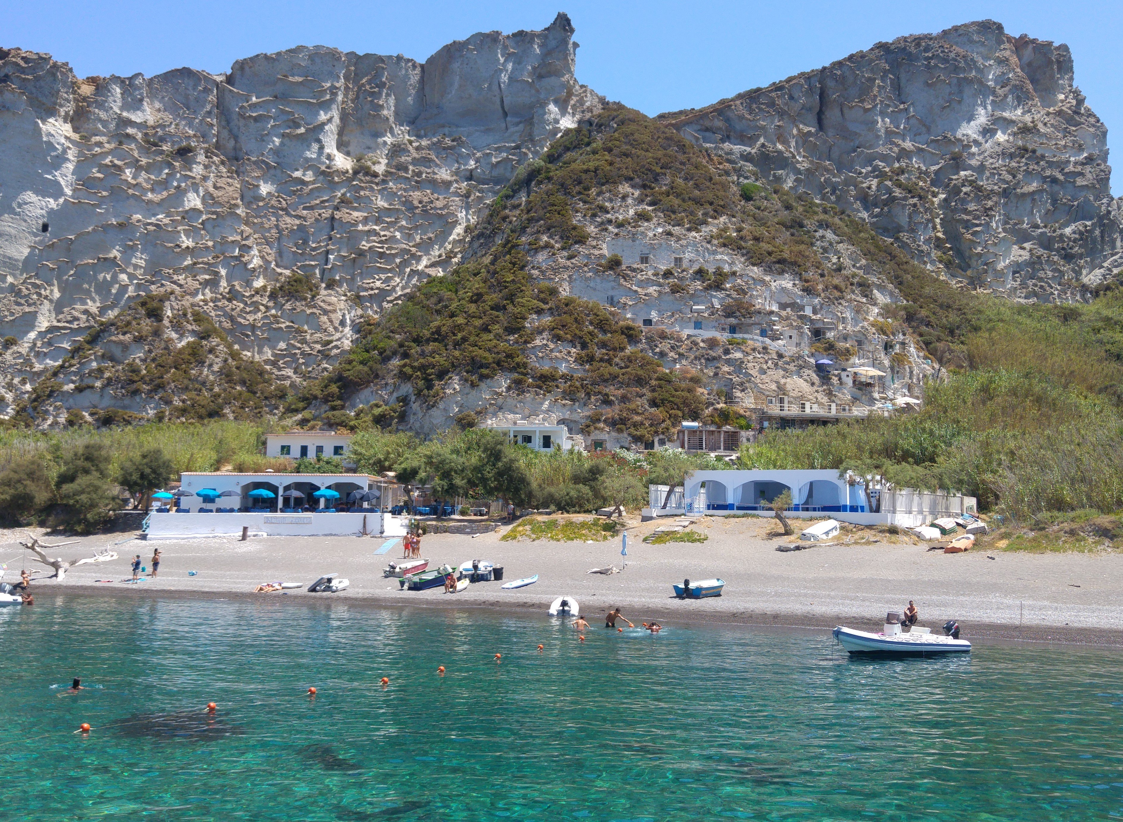 isola di Palmarola, isola deserta del Lazio, piccole barche ancorate sulla spiaggia e case sulla spiaggia