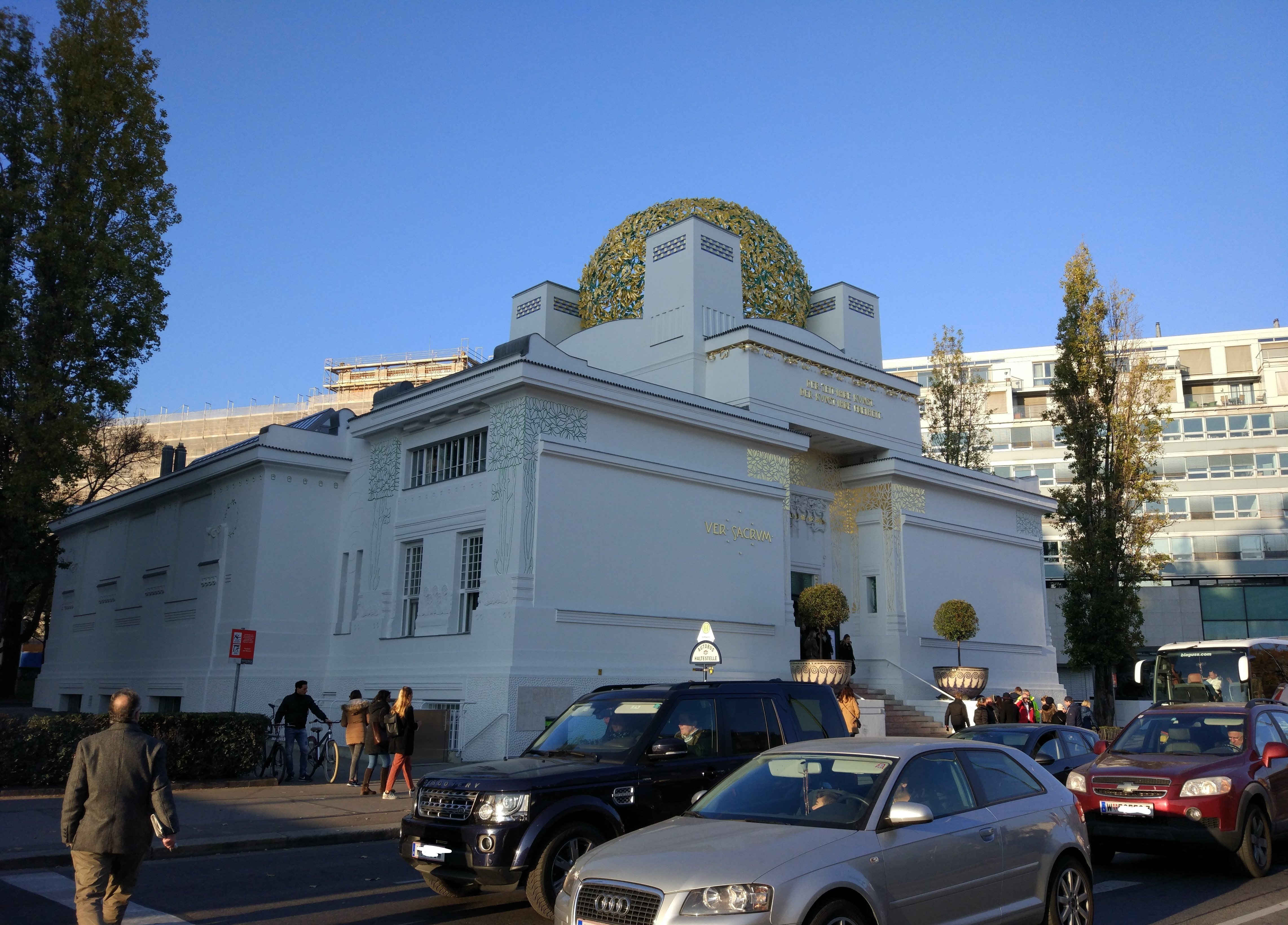 palazzo della secessione viennese con cupola d'oro a vienna