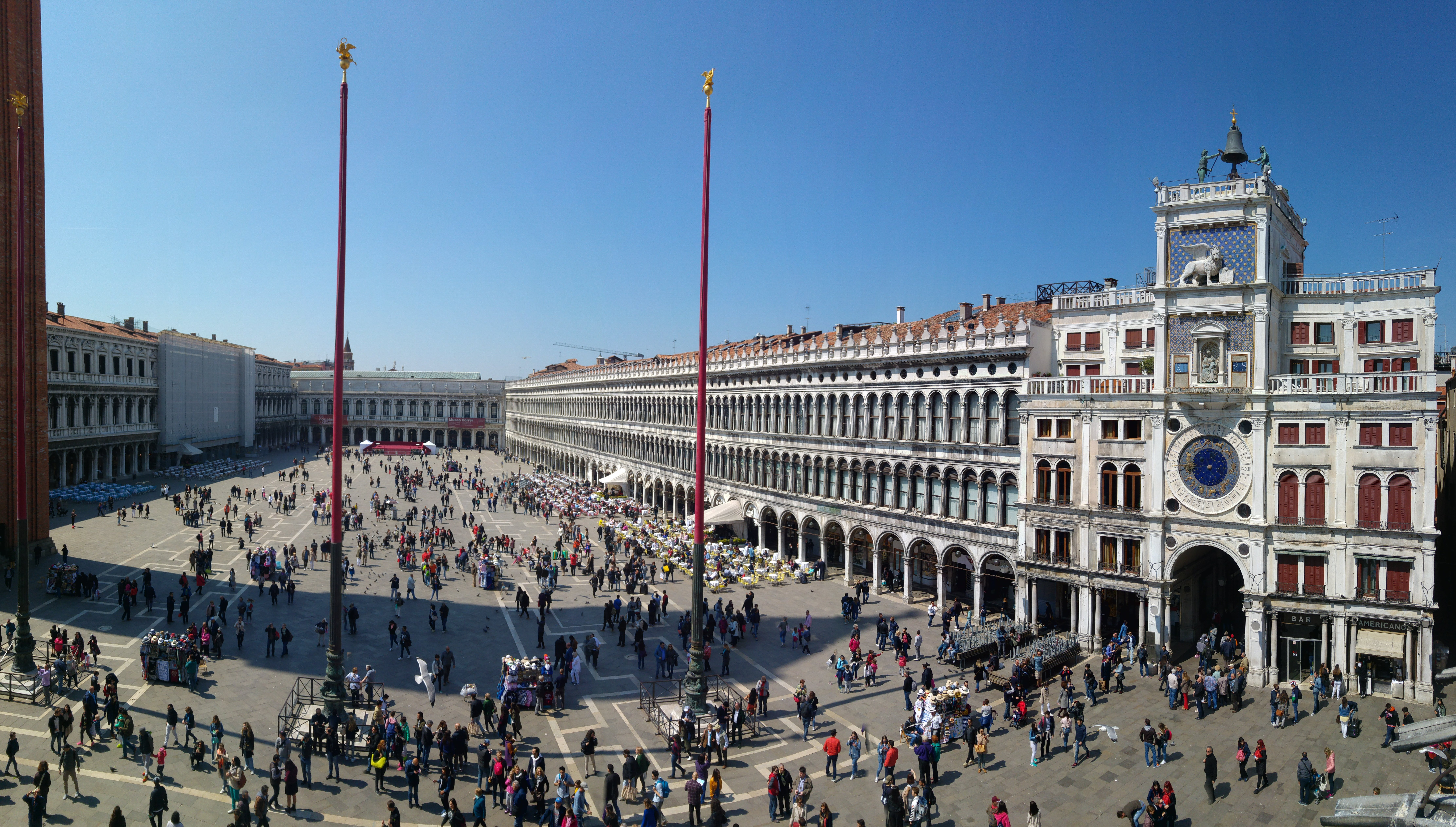 Piazza san marco vista dalla Basilica di San Marco, con l'orologio della piazza di Venezia