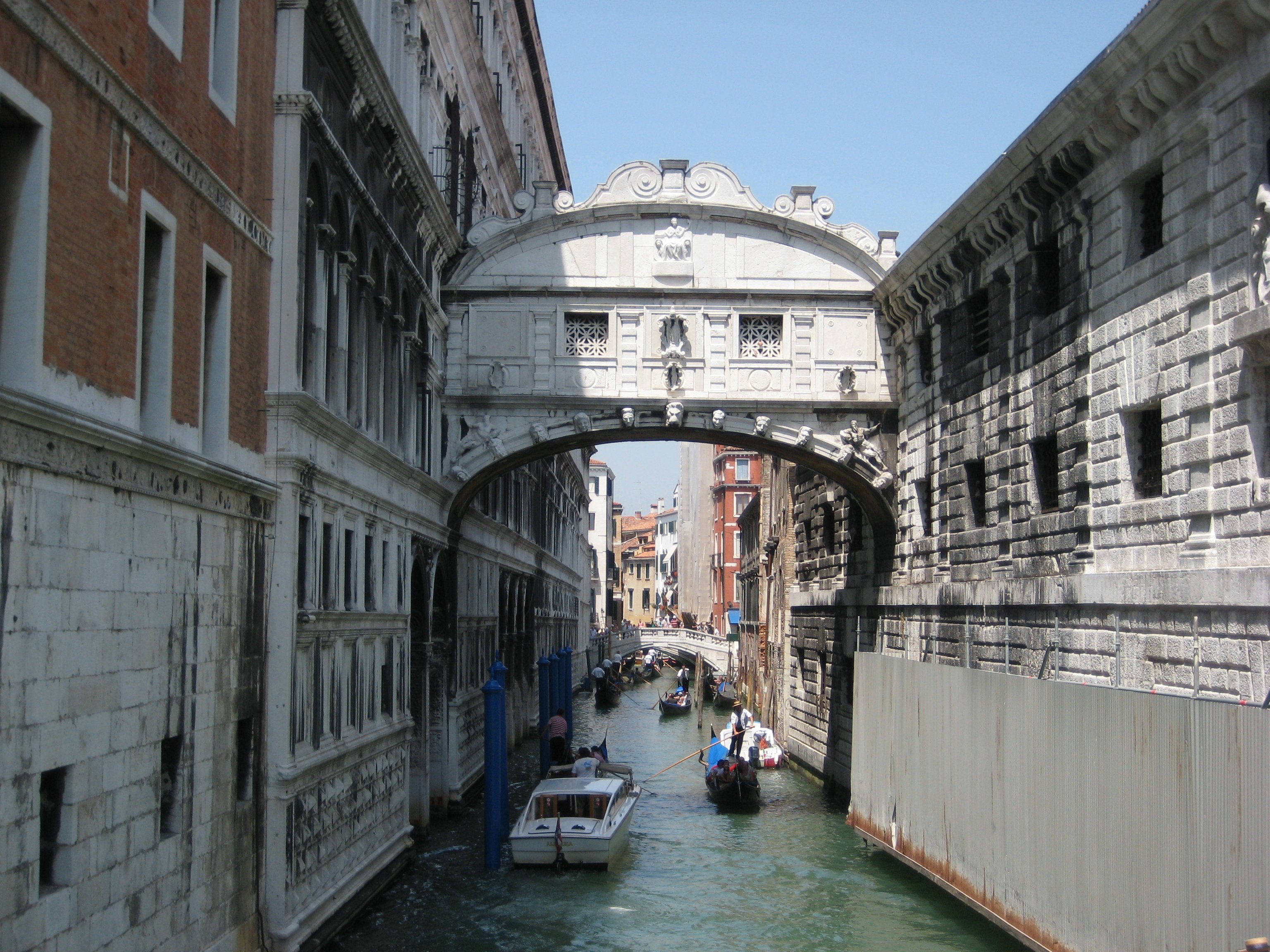 Ponte dei sospiri a Venezia e gondole