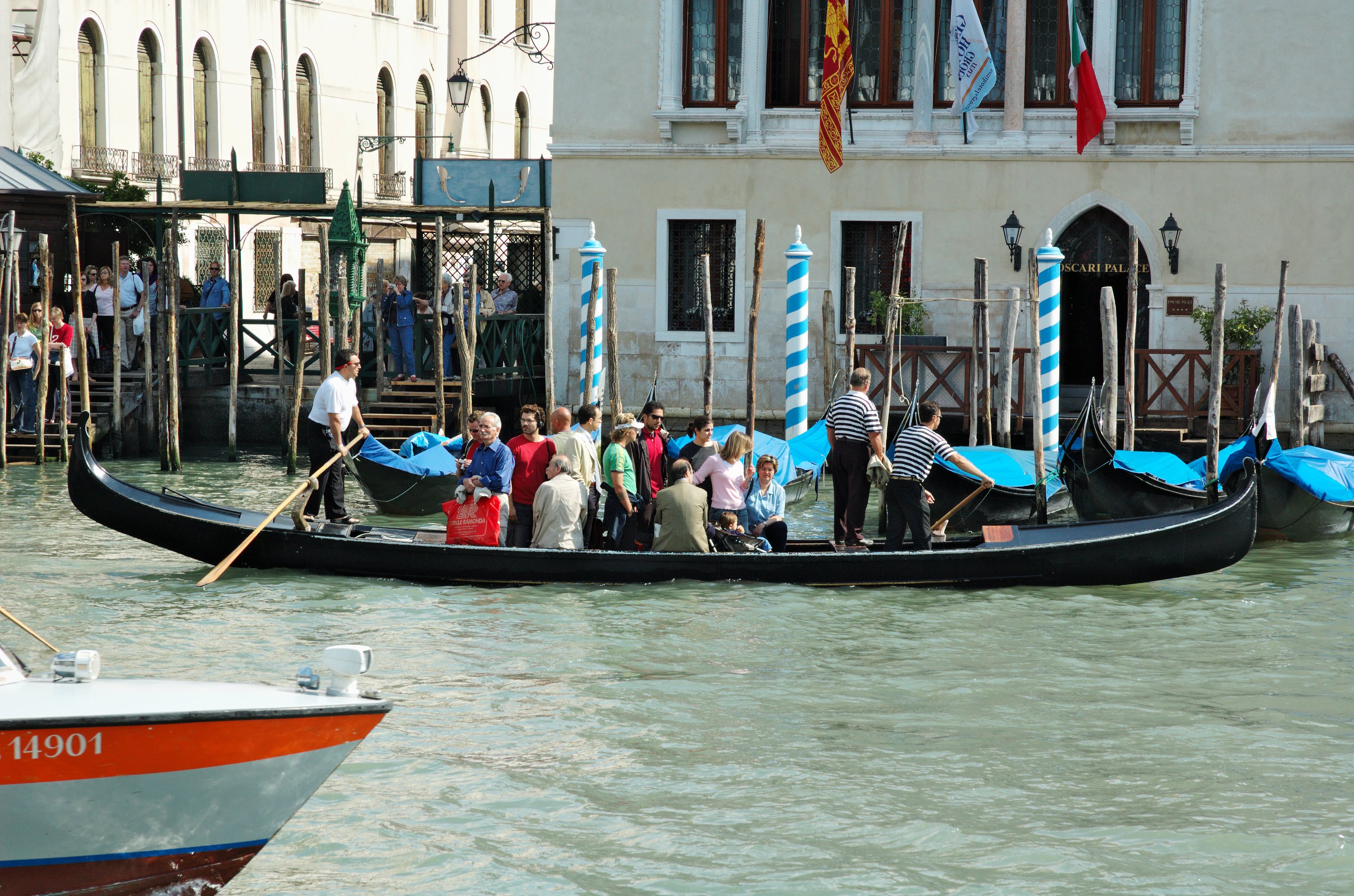 Attraversare il Canal Grande con la gondola-traghetto a Venezia