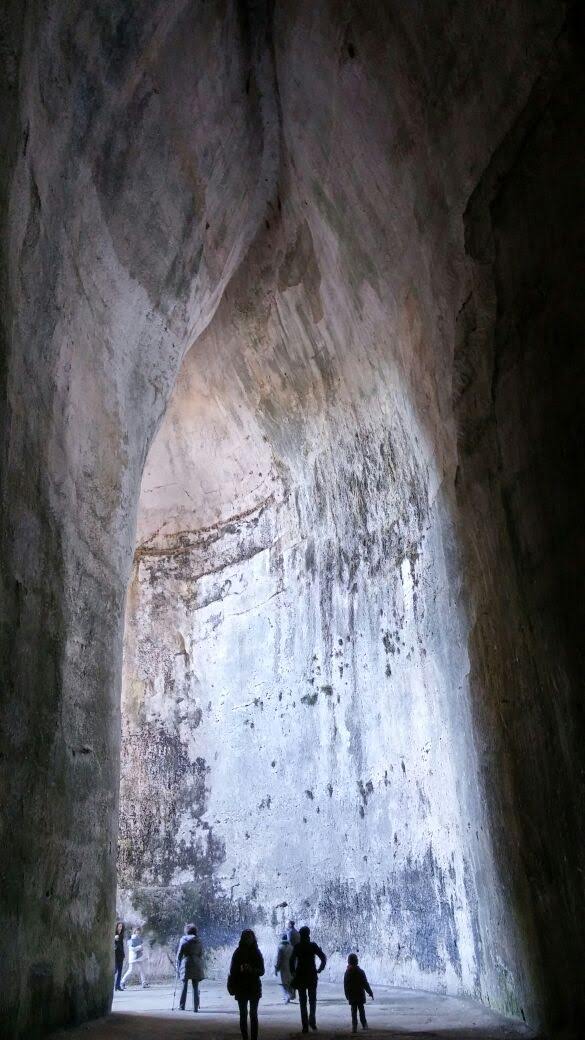 orecchio di dionisio, grande caverna scavata nella roccia a Siracusa, Sicilia
