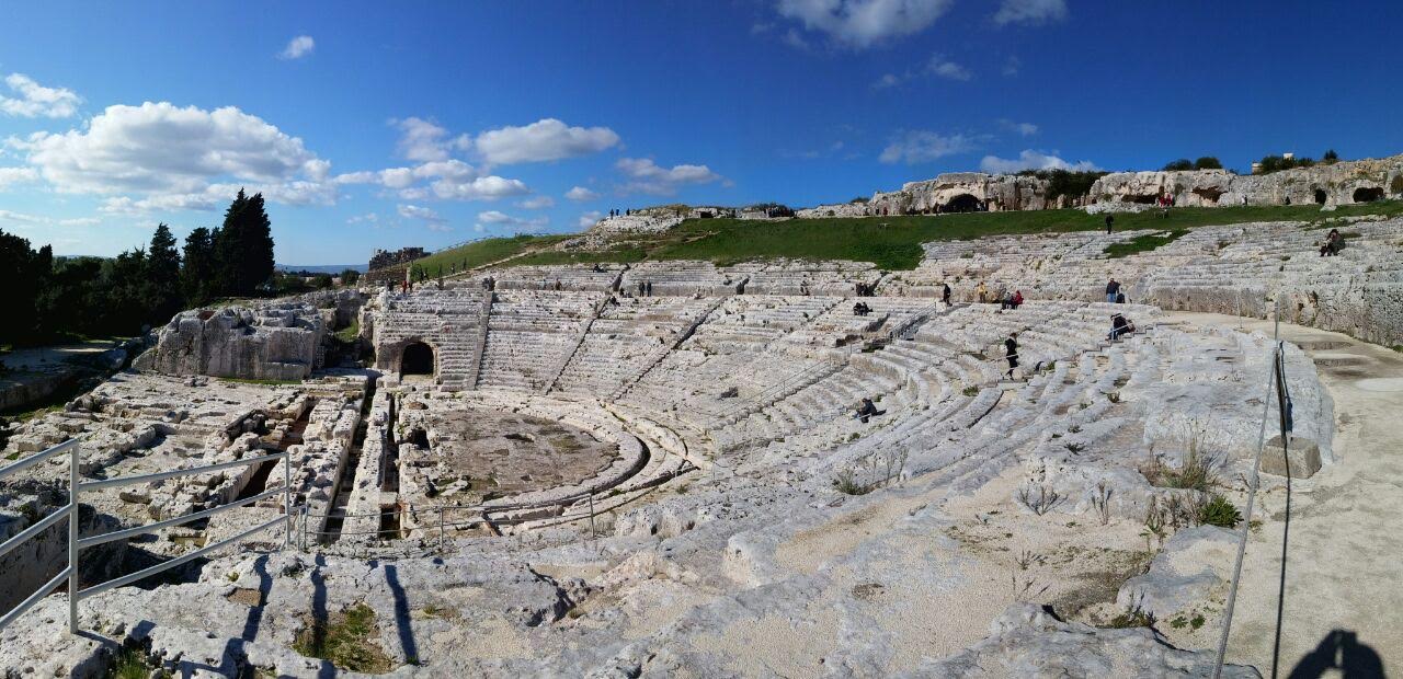 teatro greco a siracusa panorama dei gradini scavati nella roccia