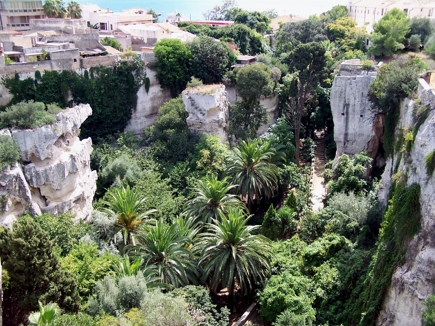 Latomie scavate nella roccia con orto botanico a Siracusa, Sicilia