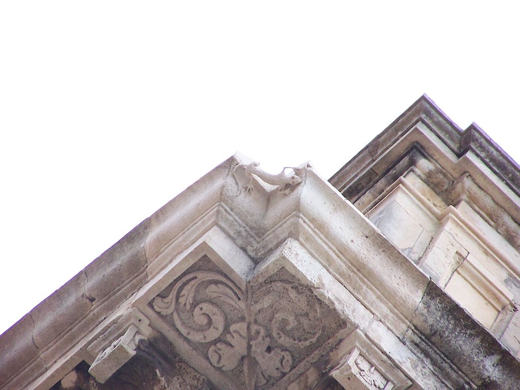 lucertola scolpita in pietra in un angolo del palazzo Vermexio di Siracusa, firma dell'architetto