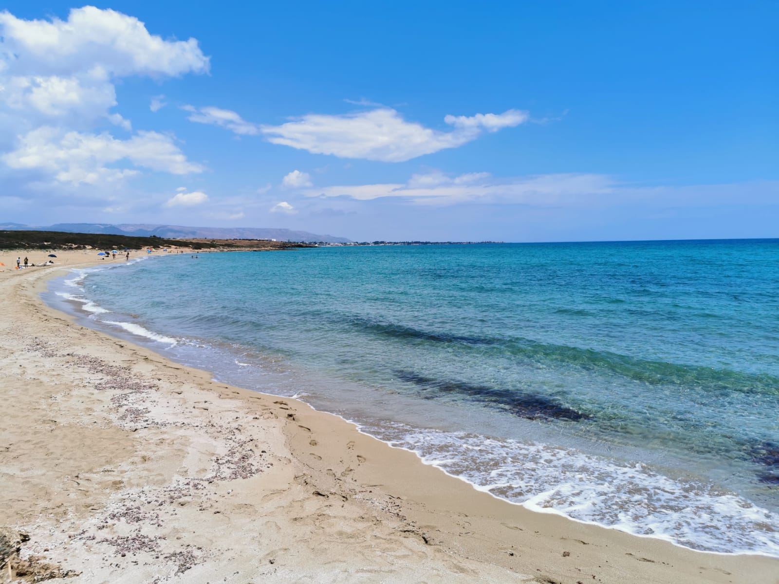 spiaggia e mare azzurro trasparente della sicilia