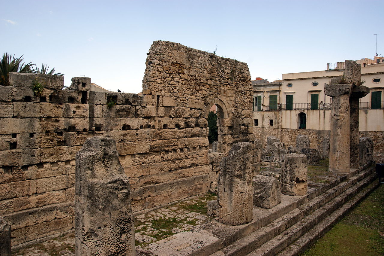colonne e basamento del tempio greco più antico della Sicilia a Siracusa