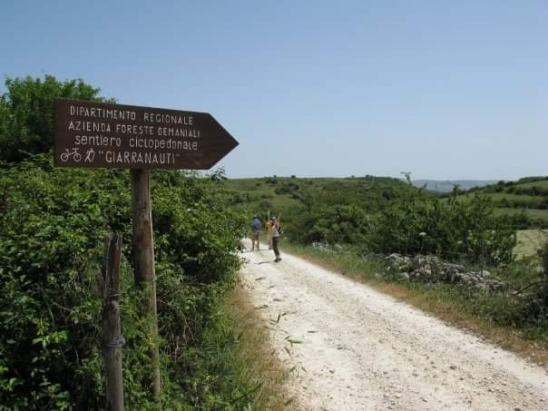 sentiero biciclette bosco giarranauti pantalica 