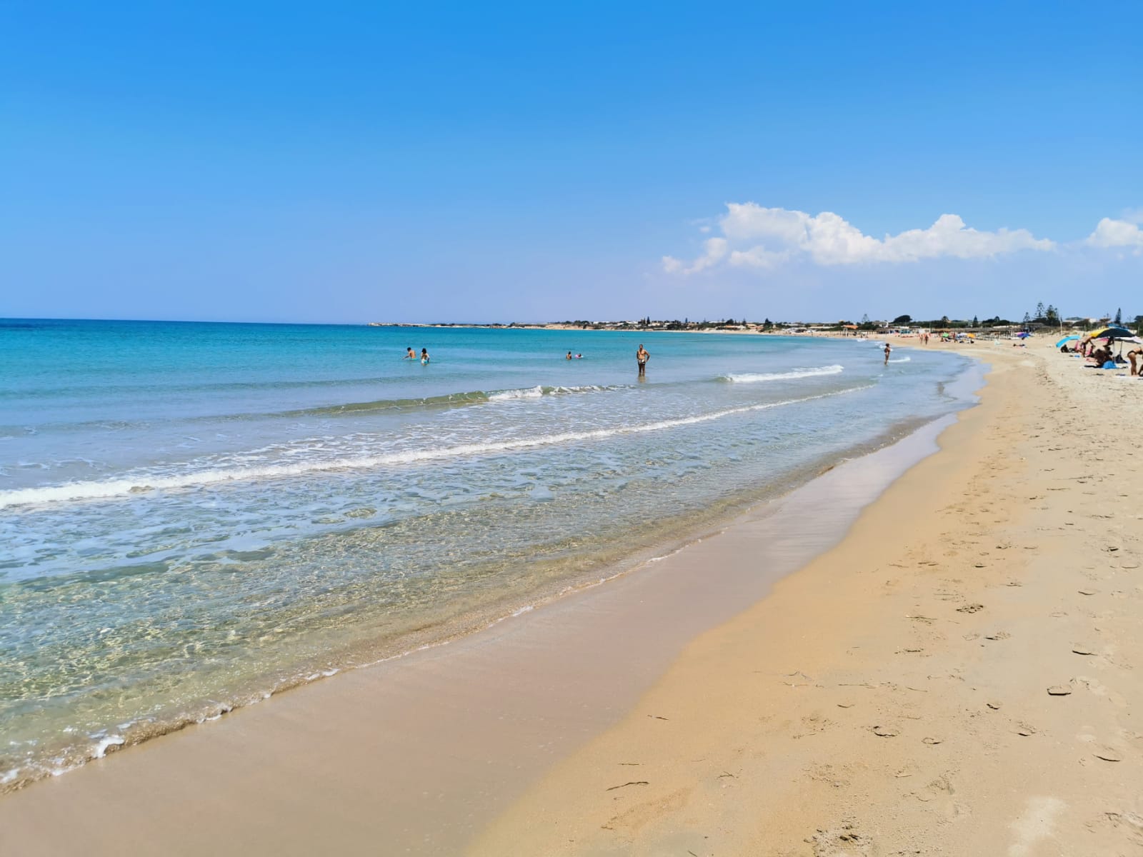 spiaggia e mare azzurro trasparente della Sicilia del sud