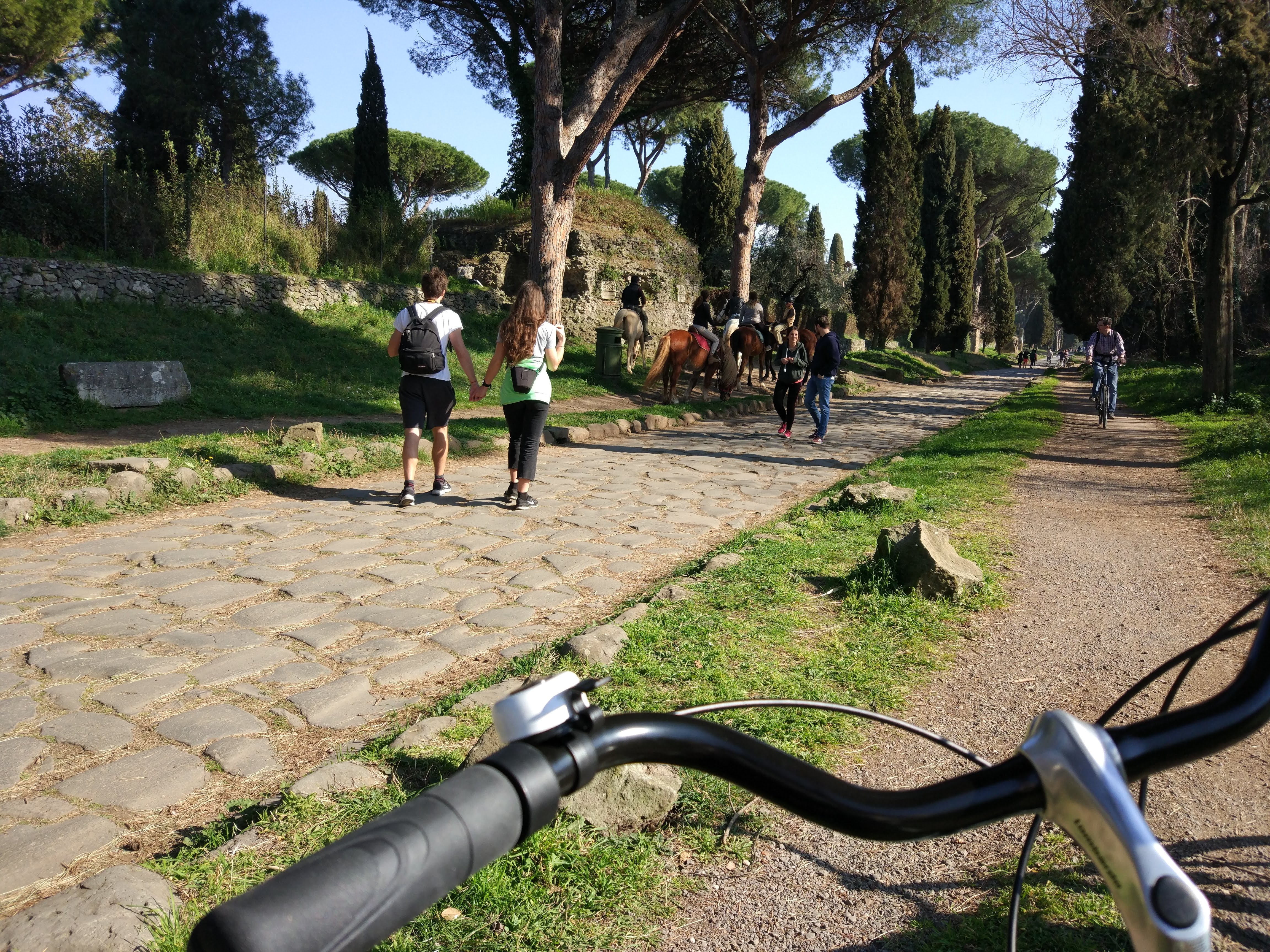 Incontri insoliti passeggiando in bicicletta in Via Appia Antica a Roma