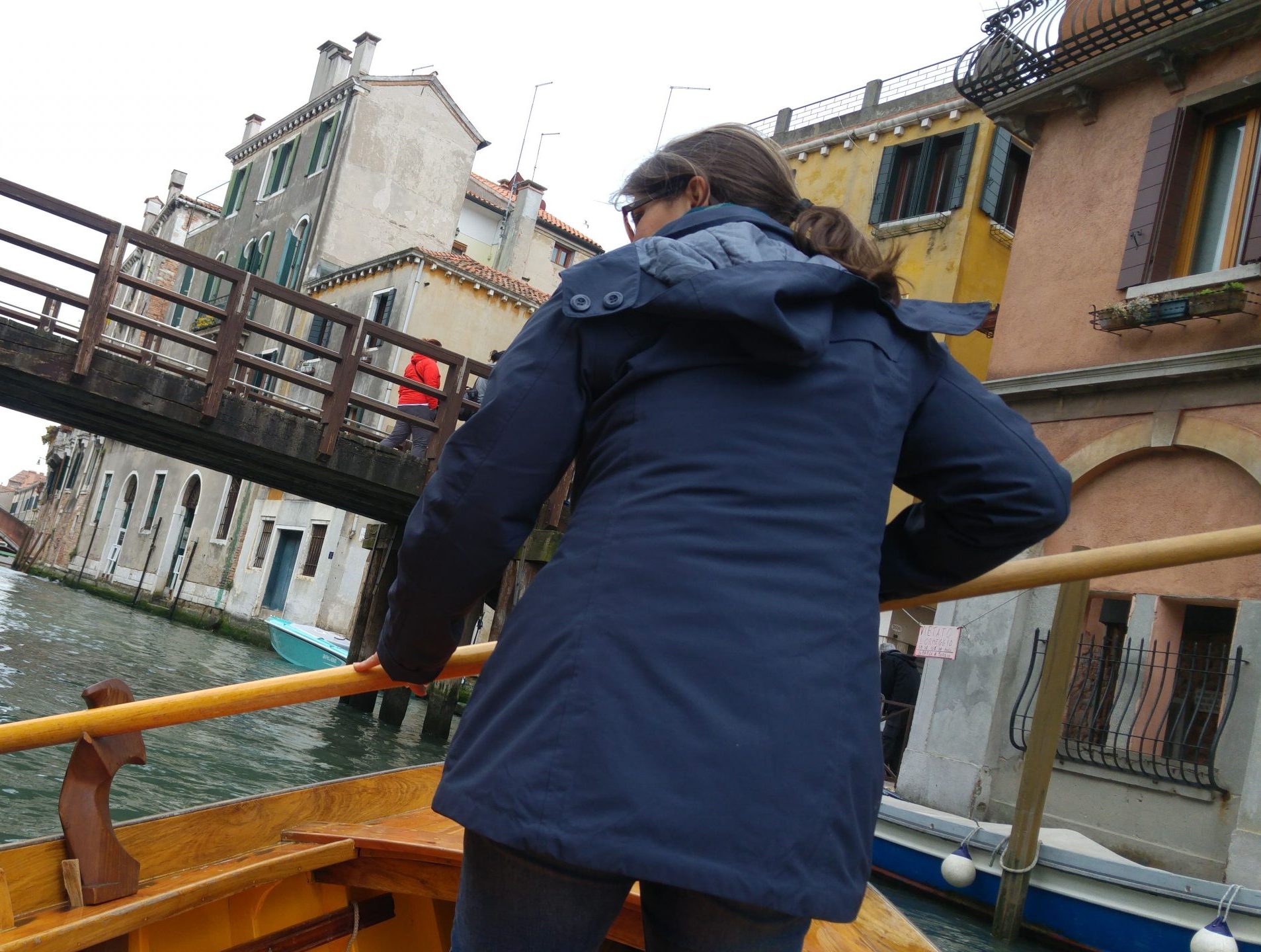 vogare in gondola a Venezia tra i canali