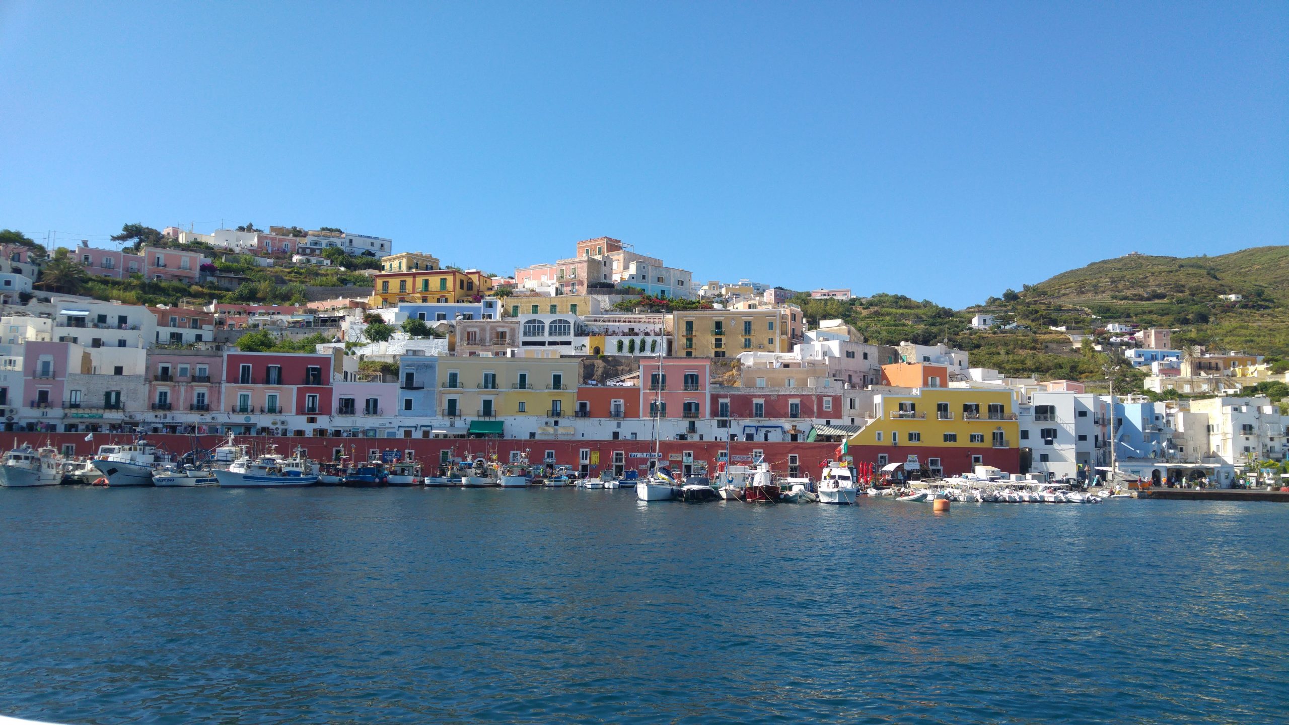 Porto dell'isola di Ponza e case colorate sul mare
