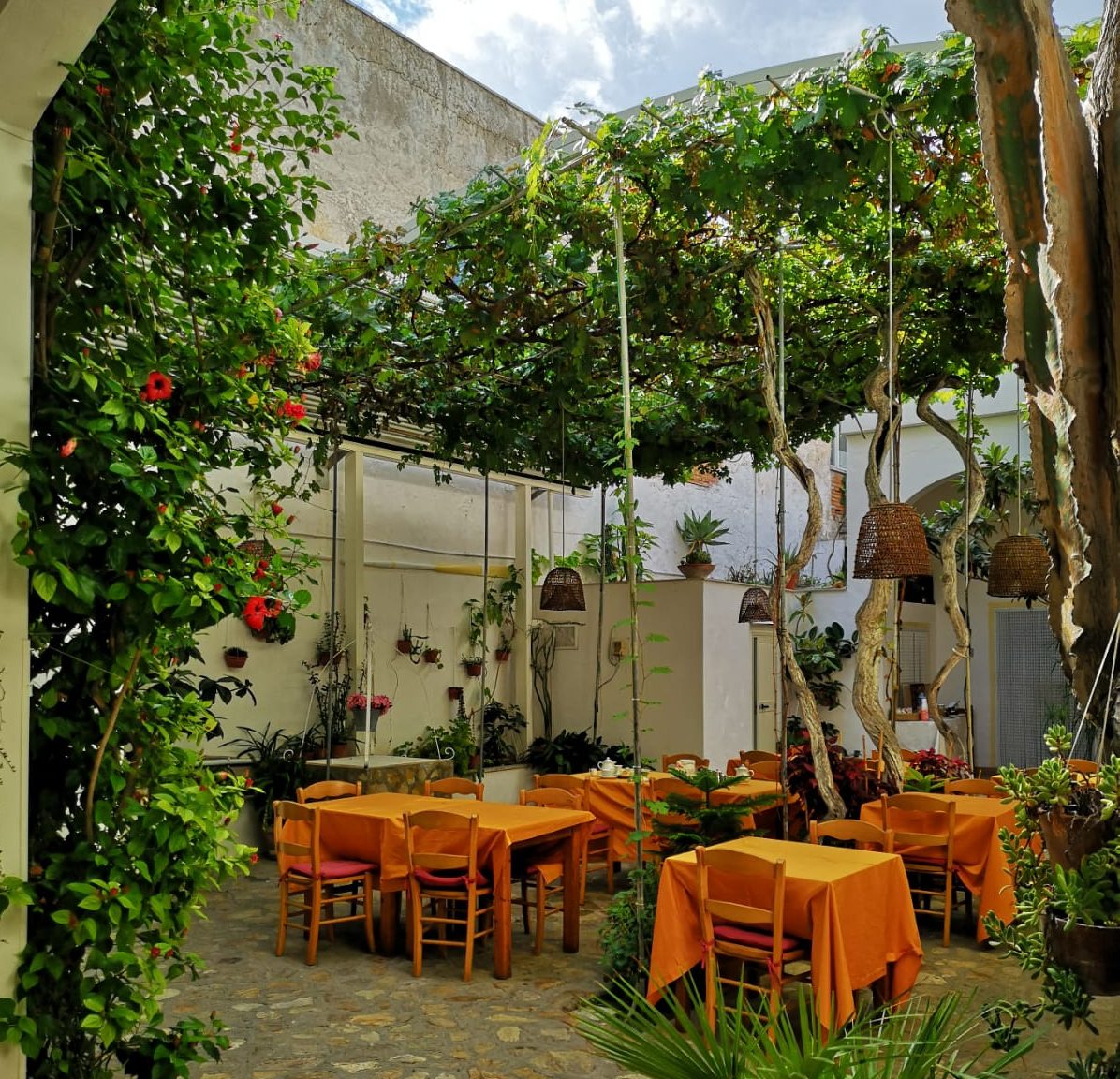 Cortile interno giardino dell'Hotel Feola a Ponza