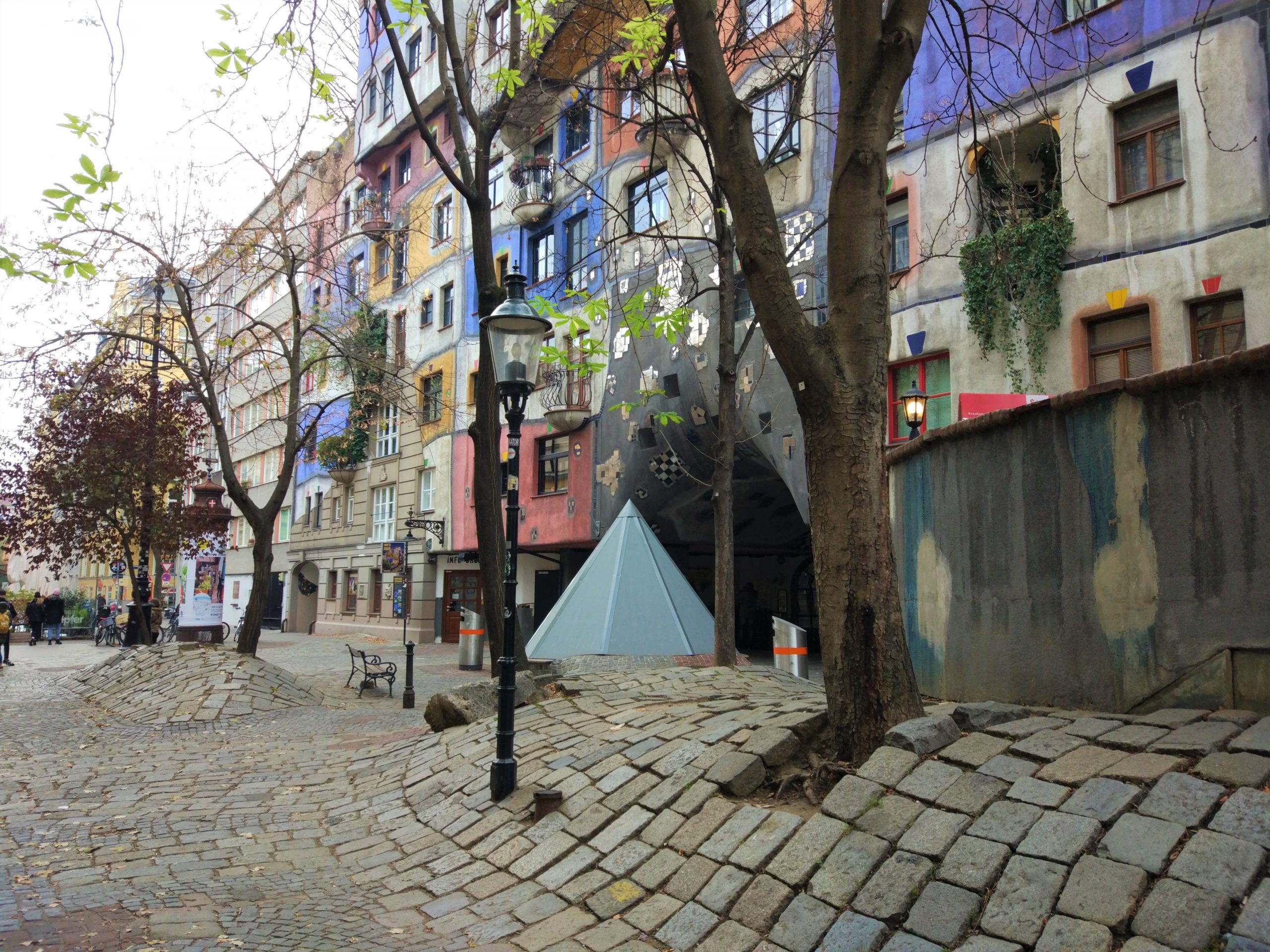 Hundertwasserhaus Vienna_pavimentazione sinuosa