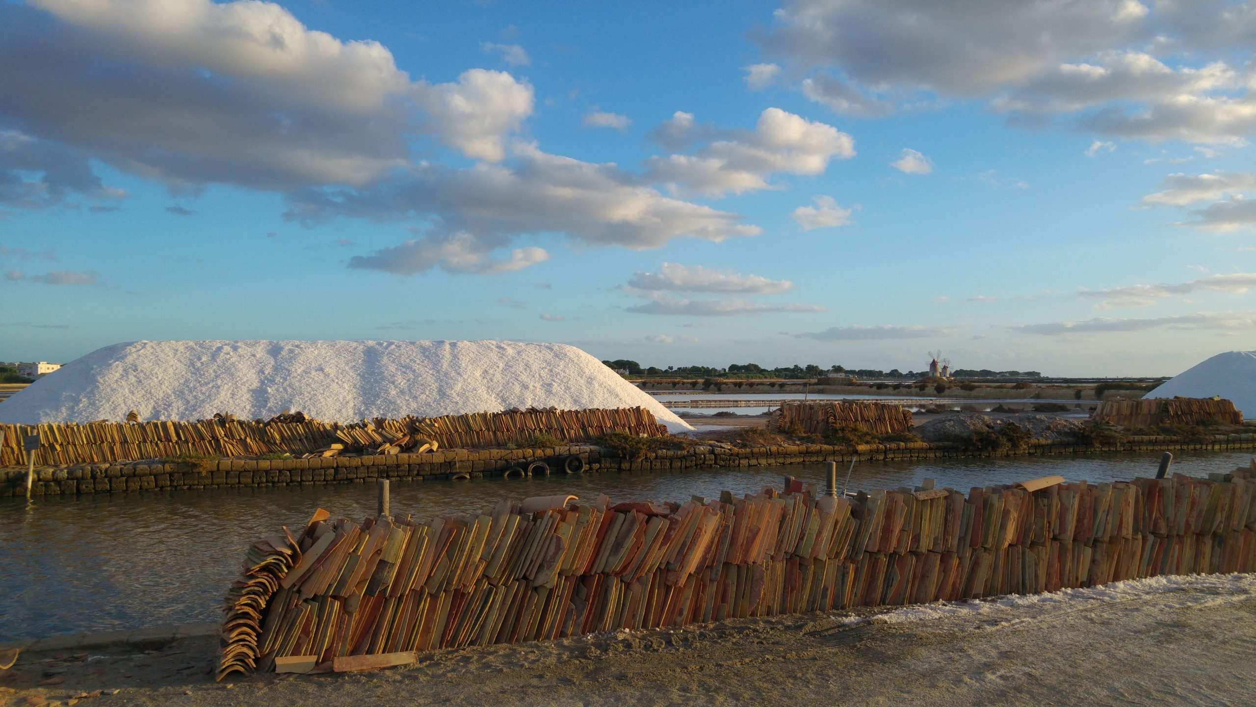 Cumuli di sale con coppi per la loro protezione alle saline di Trapani