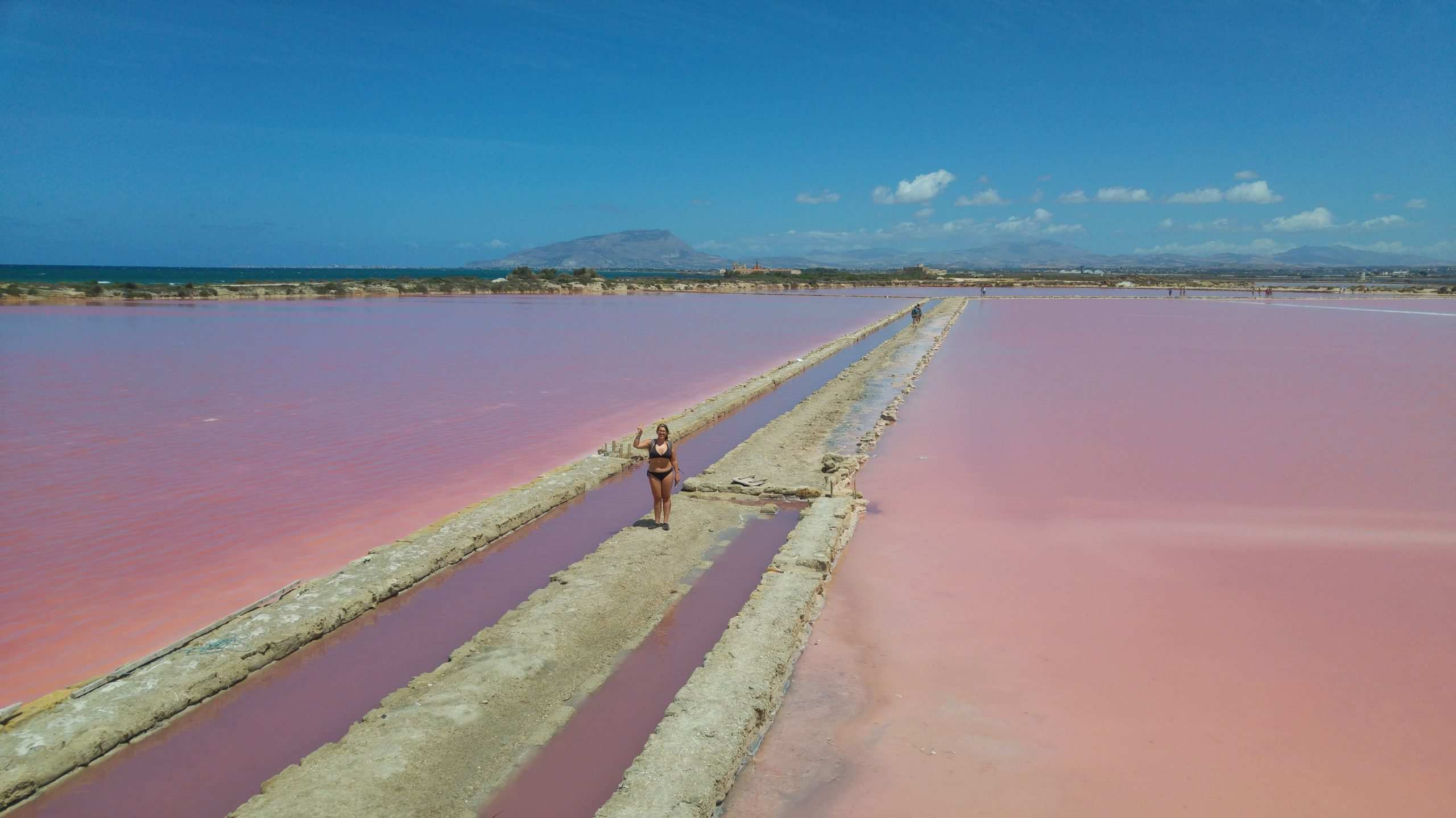 vasche di acqua rosa alle saline di Marsala
