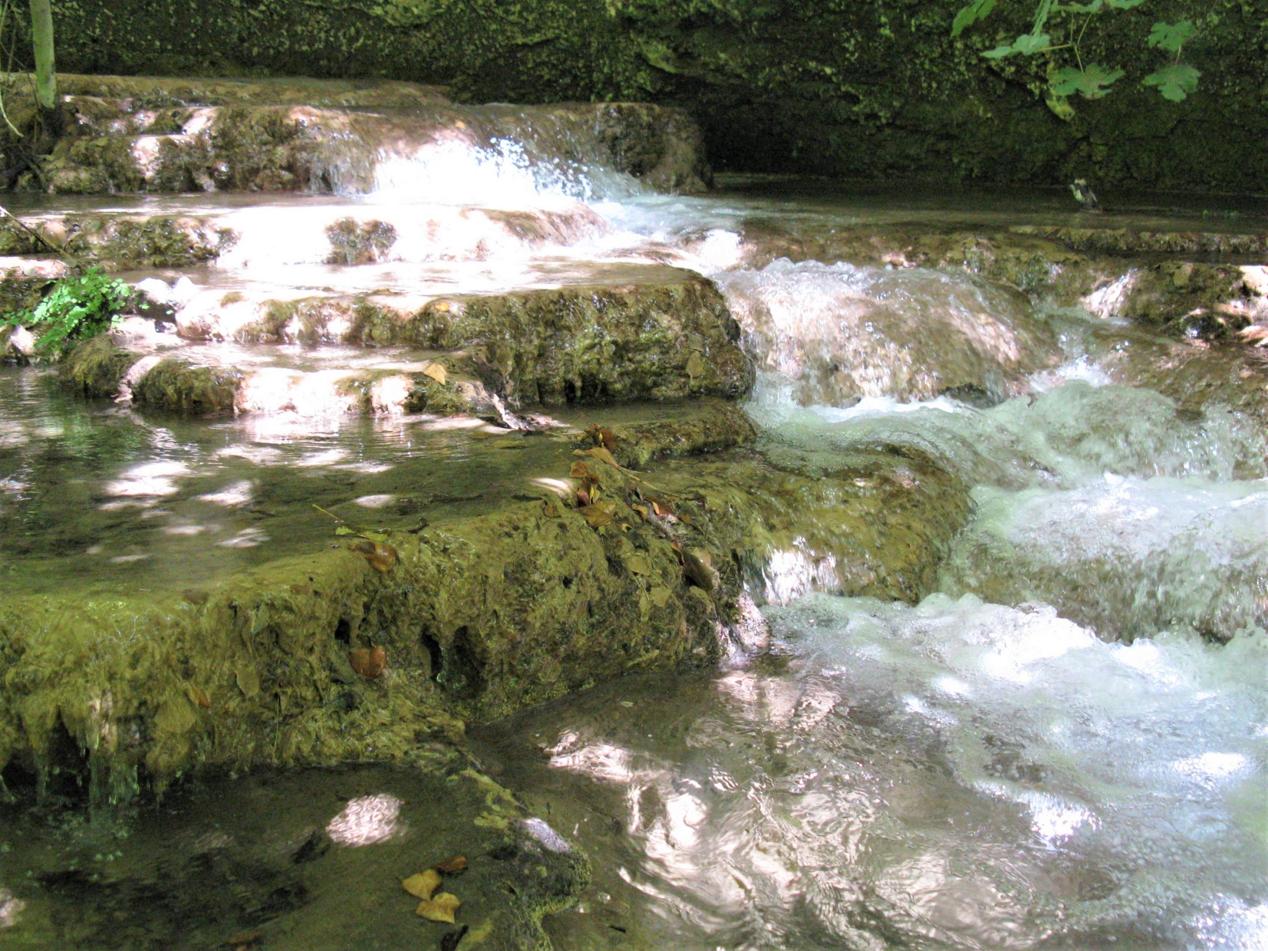 cascate e formazioni calcareee nel fiume calcinara
