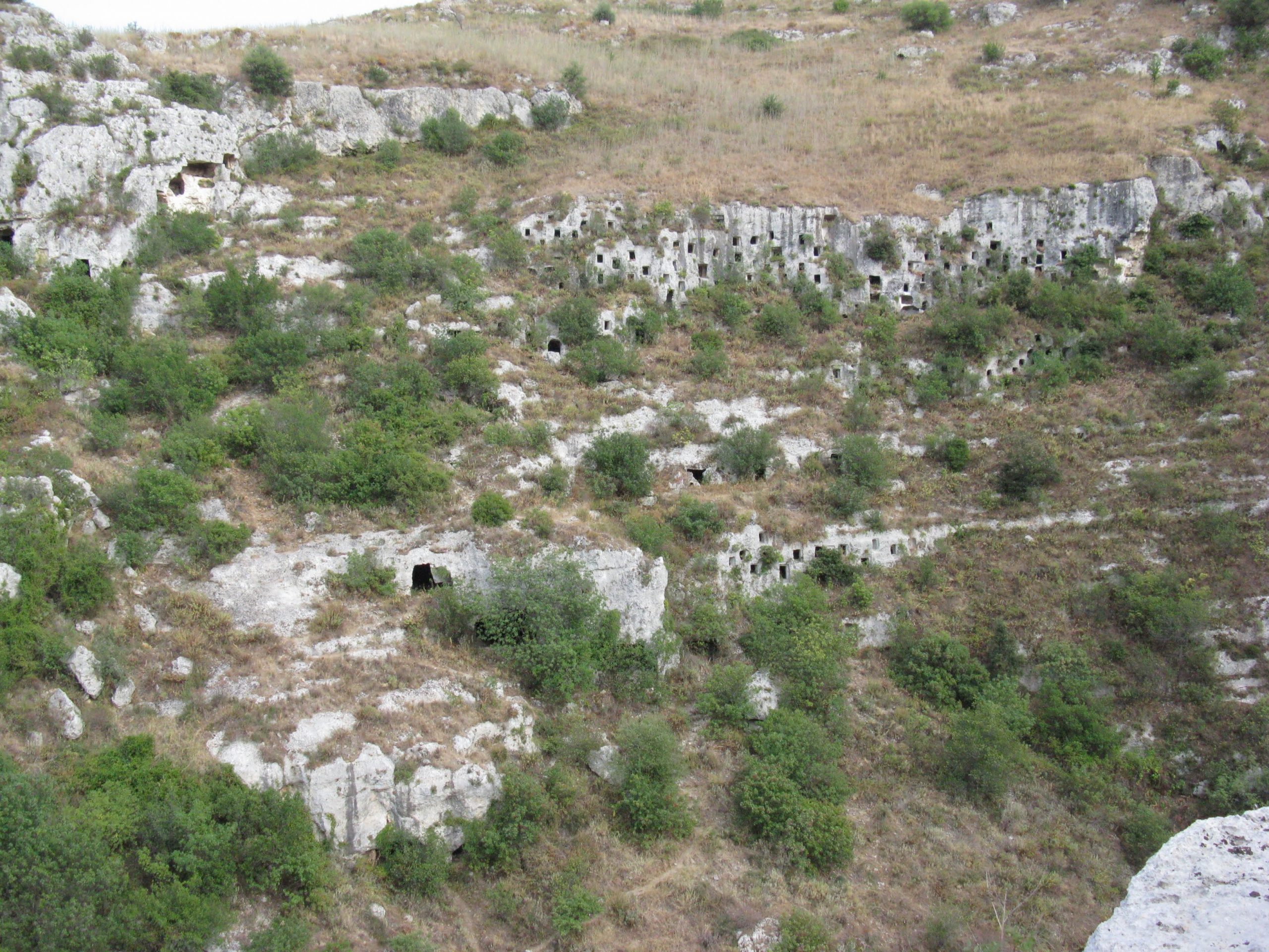 pareti a groviera, con molte grotte scavate, a pantalica
