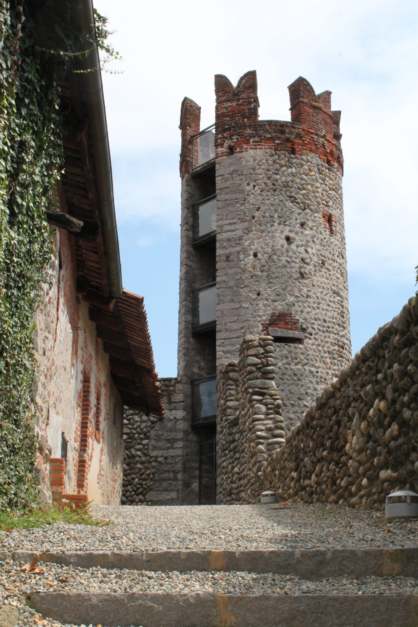 torre medievale del ricetto di candelo merlata
