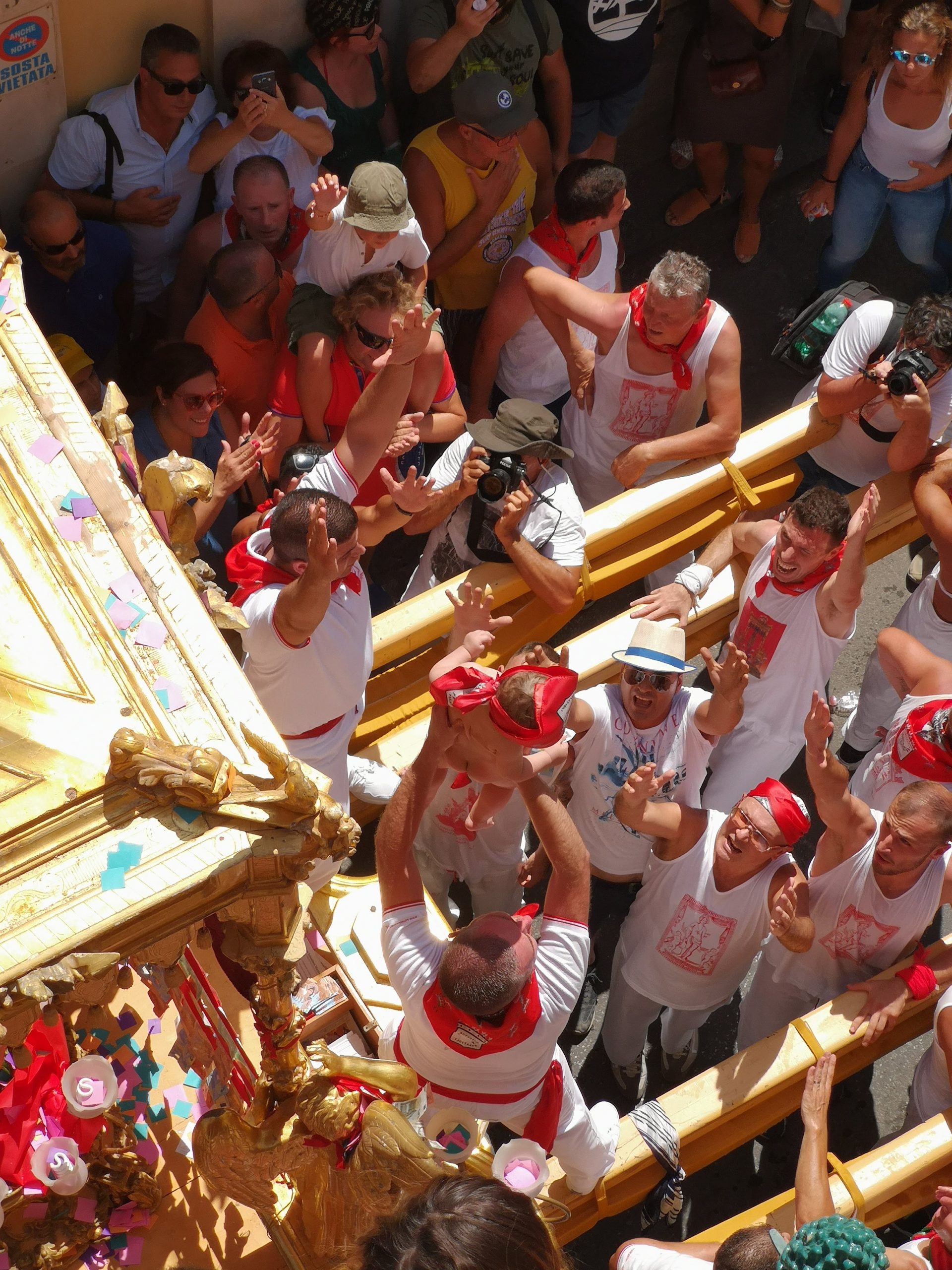 Bambini nudi offerti al Santo durante la processione di San Sebastiano