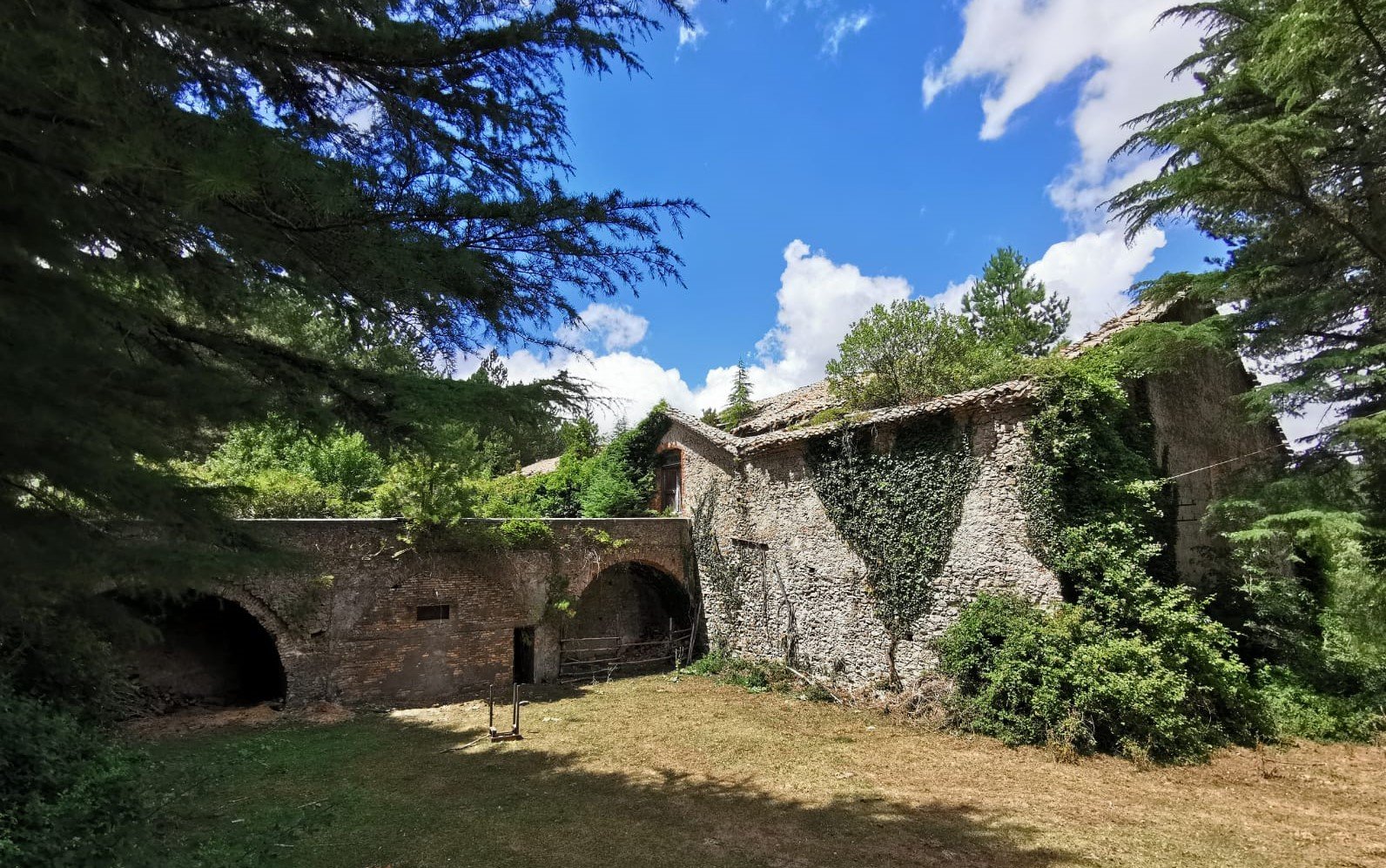 Vista dei caseggiati dell'antica fonderia Ferdinandea in Calabria