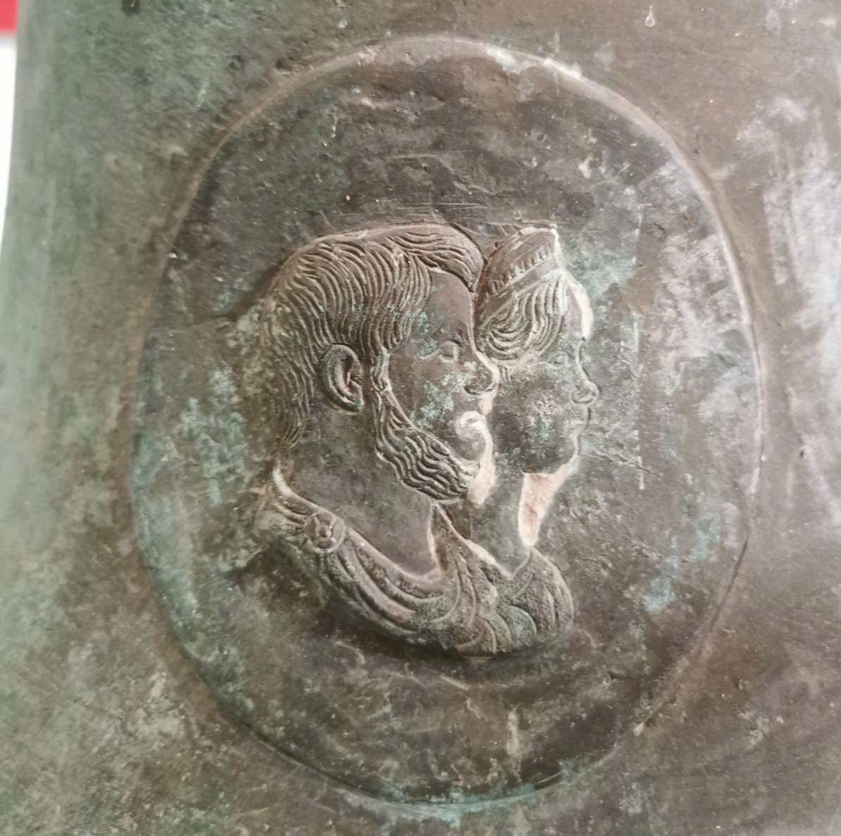 effige reale su una campana in ferro prodotta a Mongiana in Calabria