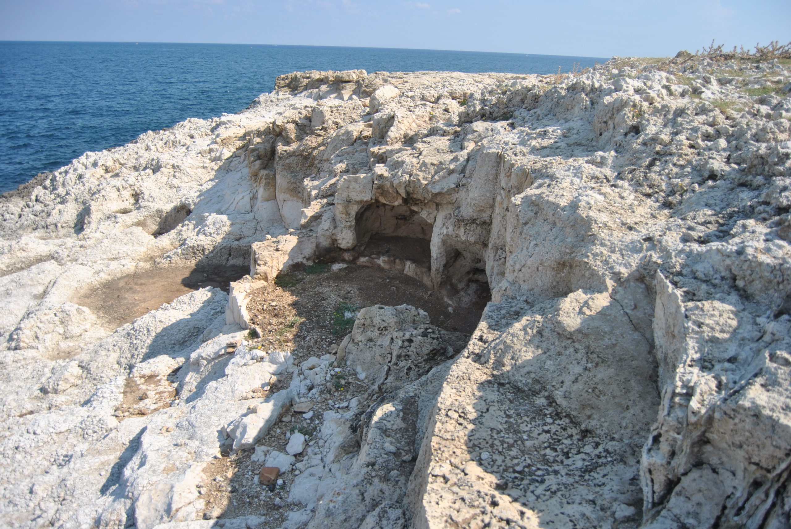 antica tomba scavata nella roccia nei pressi del mare di Priolo Gargallo, Siracusa, Sicilia