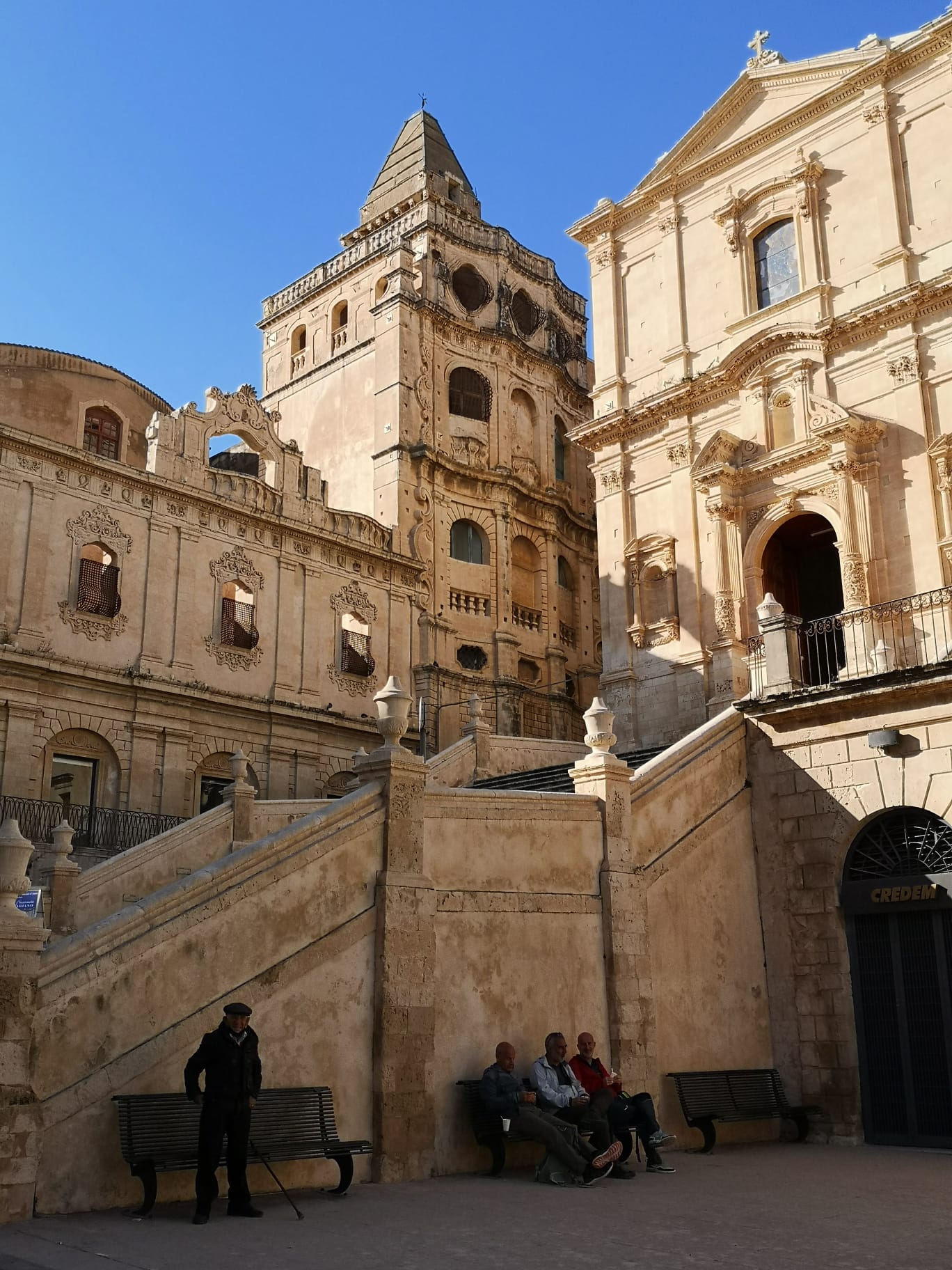 scalinata e chiesa di Noto, con barocco in pietra ocra e cielo azzurro
