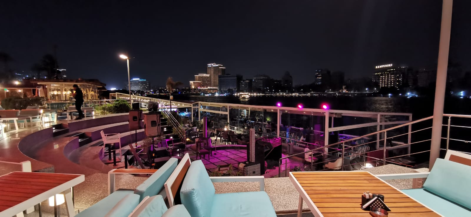 Zona elegante del Cairo con grattacieli, locali e vista sul Nilo