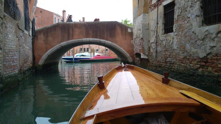 Un giro in gondola a Venezia provando a vogare, non ha prezzo