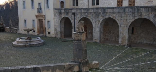 Una visita alla Certosa di Trisulti ed il Lago fantasma di Canterno certosa di trisulti cortile