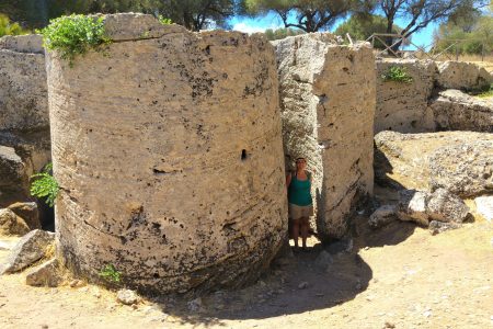 rocchi delle colonne appena scavati nella roccia