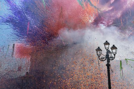 strisce di carta colorate sparante davanti alla chiesa durante la festa a Palazzolo Acreide