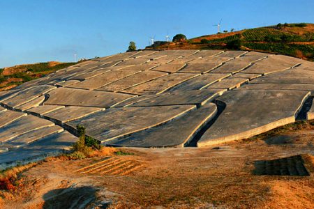 L'enorme sudario di cemento che ricopre i ruderi della città di Gibellina