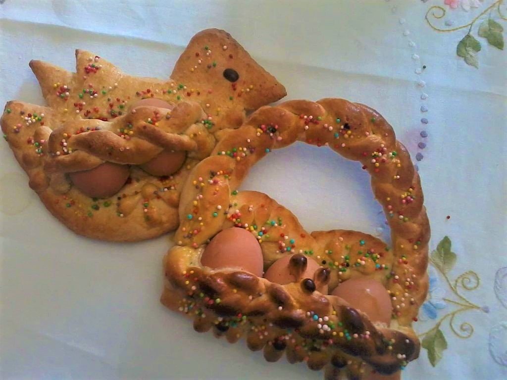 cestini di pane decorati con uova sode e zuccherini colorati