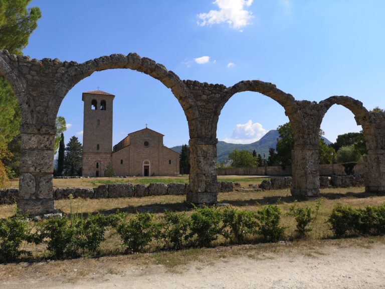 Un itinerario di 7 giorni in Molise tra borghi autentici, spiagge sull’Adriatico, castelli, aree archeologiche e natura. Tutte le tappe da non perdere.